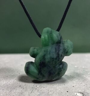 🐸 Vintage Hand Carved Jade Frog Pendant Necklace
